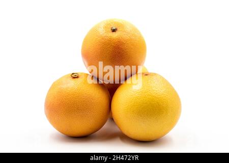 Grapefruit auf weißem Hintergrund. Zusammen mit dem reifen Grapefruitton-Farbton. Nahaufnahme Stockfoto