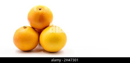 Grapefruit auf weißem Hintergrund. Zusammen mit dem reifen Grapefruitton-Farbton. Leerer Platz für Text. Platz kopieren Stockfoto