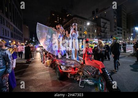 New York, USA. Oktober 2021. Die Menschen tragen Kostüme, während sie an der 43. Jährlichen Halloween Parade im Greenwich Village in New York City teilnehmen. Die traditionelle Veranstaltung kehrte nach zwei Jahren nach New York zurück, da die Ausgabe 2020 aufgrund von COVID-Beschränkungen abgesagt wurde. Kredit: Enrique Shore/Alamy Live Nachrichten Stockfoto