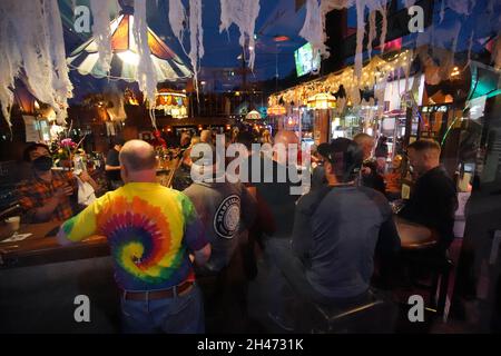 San Francisco, Usa. Oktober 2021. In einer Bar entlang der Castro Street feiern die Menschen Halloween, in der Castro Street in San Francisco feiern Hunderte von Menschen Halloween. Teilnehmer, die sich wie Charaktere verkleidet hatten, spielten unterschiedliche Rollen. Kredit: SOPA Images Limited/Alamy Live Nachrichten Stockfoto