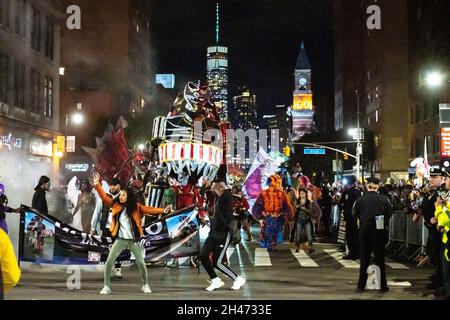 New York, USA. Oktober 2021. Die Menschen tragen Kostüme, während sie an der 43. Jährlichen Halloween Parade im Greenwich Village in New York City teilnehmen. Die traditionelle Veranstaltung kehrte nach zwei Jahren nach New York zurück, da die Ausgabe 2020 aufgrund von COVID-Beschränkungen abgesagt wurde. Kredit: Enrique Shore/Alamy Live Nachrichten Stockfoto