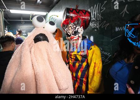 New York, USA. Oktober 2021. Die Menschen tragen Kostüme, während sie an der 43. Jährlichen Halloween Parade im Greenwich Village in New York City teilnehmen. Die traditionelle Veranstaltung kehrte nach zwei Jahren nach New York zurück, da die Ausgabe 2020 aufgrund von COVID-Beschränkungen abgesagt wurde. Kredit: Enrique Shore/Alamy Live Nachrichten Stockfoto