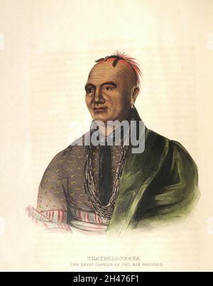 Thayendanegea oder Joseph Brent (1743. März – 24. November 1807) war ein militärischer und politischer Führer aus Mohawk mit Sitz im heutigen New York, der während und nach der amerikanischen Revolution eng mit Großbritannien verbunden war. Er ist vielleicht der Ureinwohner seiner Generation, der den Amerikanern und Briten am besten bekannt ist, und traf viele der bedeutendsten Anglo-Amerikanern dieser Zeit, Darunter sowohl George Washington als auch König George III. Aus dem Buch "Geschichte der indischen Stämme Nordamerikas mit biografischen Skizzen und Anekdoten der wichtigsten Häupter. Band 2 von 3 von Thomas Loraine, Stockfoto