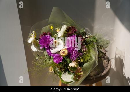 Kreatives Layout von Blumen und Blättern. Der Begriff der Natur. Eine Karte mit Blumen. Farbenfroher Blumenhintergrund und Textraum. Stockfoto