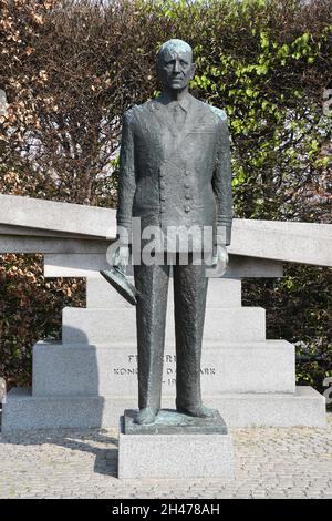 Kopenhagen/Dänemark 30 April 2018 Statue von König Frederik von Denmak er regierte Land 1947-1972 dieser Staue wurde von seiner Königin Margrethe II. Und seiner Königin Ingrid am 20the Aril 1982 an langeline enthüllt. (Foto.Francis Joseph Dean / Deanpictures. Stockfoto