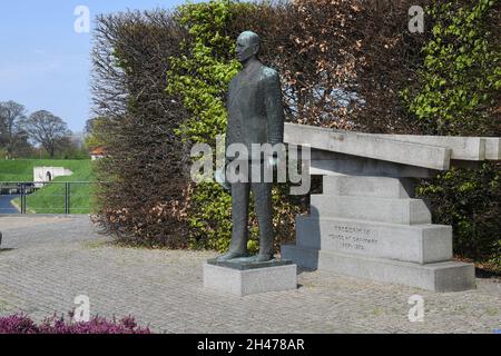 Kopenhagen/Dänemark 30 April 2018 Statue von König Frederik von Denmak er regierte Land 1947-1972 dieser Staue wurde von seiner Königin Margrethe II. Und seiner Königin Ingrid am 20the Aril 1982 an langeline enthüllt. (Foto.Francis Joseph Dean / Deanpictures. Stockfoto