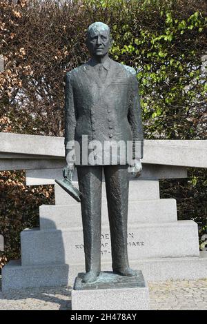 Kopenhagen/Dänemark 30 April 2018 Statue von König Frederik von Denmak er regierte Land 1947-1972 dieser Staue wurde von seiner Königin Margrethe II. Und seiner Königin Ingrid am 20the Aril 1982 an langeline enthüllt. (Foto.Francis Joseph Dean / Deanpictures. Stockfoto