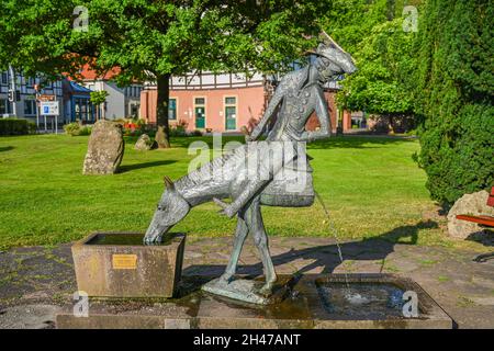 Münchhausenbrunnen, 'das halbe Pferd', Baron von Münchhausen, Münchhausenstadt Bodenwerder, Niedersachsen, Deutschland Stockfoto