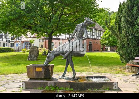 Münchhausenbrunnen, 'das halbe Pferd', Baron von Münchhausen, Münchhausenstadt Bodenwerder, Niedersachsen, Deutschland Stockfoto