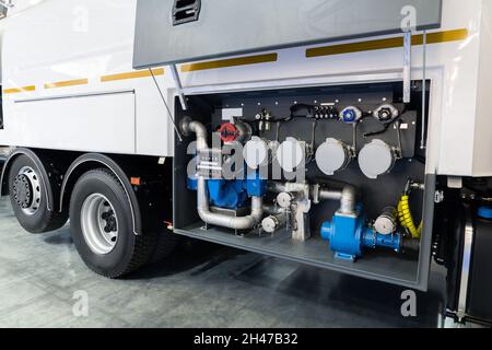 Ausrüstung zum Pumpen von Kraftstoff auf einem Tankwagen Stockfoto