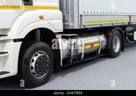 Sattelschlepper mit Tank für komprimiertes Erdgas CNG. Stockfoto