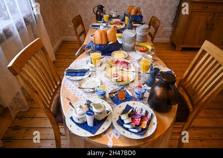 Typisch deutscher Frühstückstisch Stockfoto