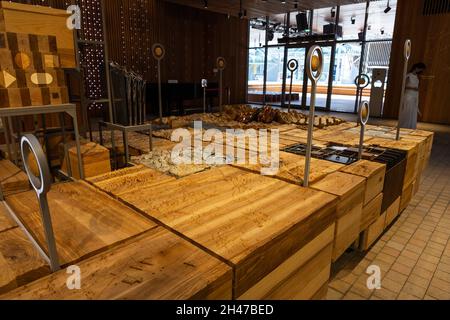 Dubai, VAE, 17.10.2021. Polnischer Holztisch, der die polnische Karte im polnischen Nationalpavillon auf der Expo 2020 in Dubai symbolisiert, Innenansicht aus Holz. Stockfoto