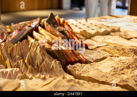 Dubai, VAE, 17.10.2021. Modell im Maßstab der Tatra aus Holz und Kupfer auf polnischem Tisch, das die polnische Karte im polnischen Nationalpavillon auf der Expo 2020 symbolisiert Stockfoto