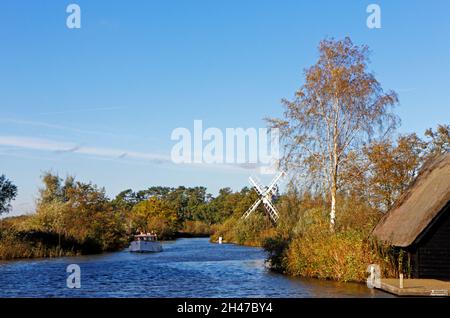 Ein Blick auf den Fluss Ant im Herbst von How Hill auf den Norfolk Broads in Ludham, Norfolk, England, Großbritannien. Stockfoto