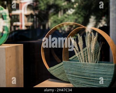 Bouquet von getrockneten Blumen und Roggenohren in einer Vase in Vitrine Stockfoto