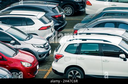 Auto auf dem Parkplatz des Flughafens zur Miete geparkt. Luftaufnahme des Parkplatzes des Flughafens. Gebraucht Luxus-Auto zum Verkauf und Vermietung Service. Automatisch Stockfoto