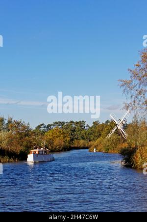 Ein Blick auf den Fluss Ant im Herbst von How Hill auf den Norfolk Broads in Ludham, Norfolk, England, Großbritannien. Stockfoto