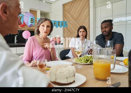 Junge weibliche Person und afroamerikanischer Kerl, der erwachsenen Mann ansieht Stockfoto