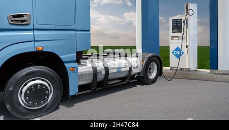 CNG-LKW an einer Tankstelle. Konzept Stockfoto