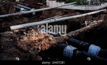 Austausch von Heizungsrohren und Modernisierung des Heizsystems in der Stadt. Stockfoto