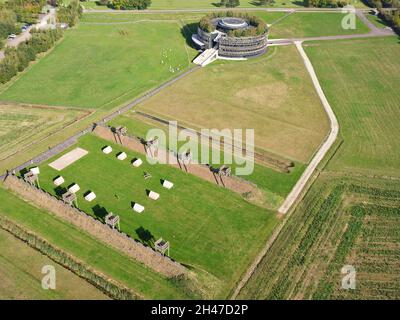 LUFTAUFNAHME. Museum zum Gedenken an die historische Schlacht von Vercingétorix gegen Julius Caesar. MuséoParc de Alésia, Côte d'Or, Frankreich. Stockfoto