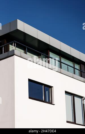 Schönes modernes Haus aus Zement mit Fenstern. Äußere Luxusvilla Stockfoto