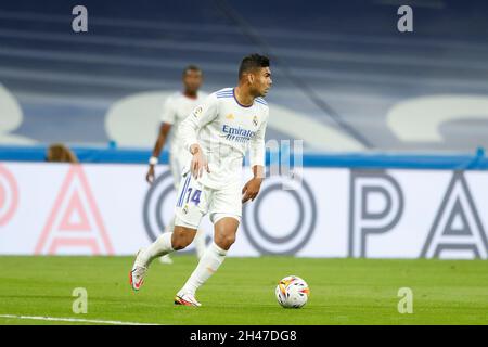 Madrid, Spanien. Oktober 2021. Casemiro (Real) Fußball: Spanisches Spiel 'La Liga Santander' zwischen Real Madrid CF 0-0 CA Osasuna im Estadio Santiago Bernabeu in Madrid, Spanien. Quelle: Mutsu Kawamori/AFLO/Alamy Live News Stockfoto