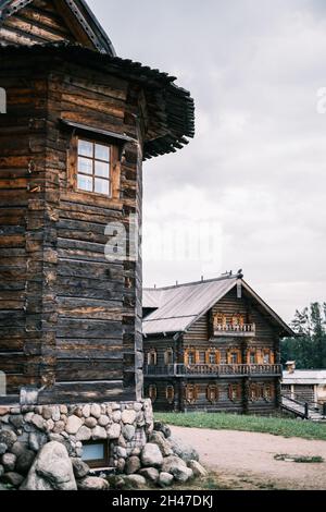 Ethnographischer Park 'Bogoslovka Estate'. Rekonstruktion des Wohnhauses des Bauern Kostin E.A., 19. Jahrhundert. Stockfoto