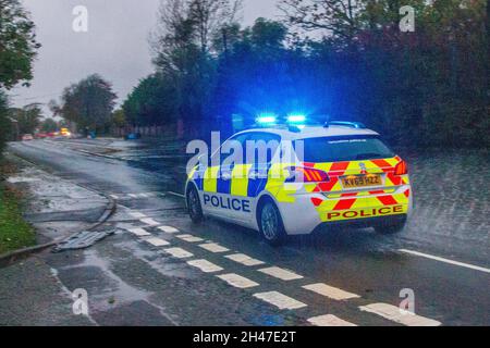 Kirkham in der Nähe von Blackpool. Wetter in Großbritannien. November 2021. Heftiger Regen über Nacht mit starken Winden, während gesättigte Felder überfluten und die Hauptstraße nach Blackpool überfluteten. Die Polizei eilte, um die Straße für den Verkehr zu schließen, wobei weitere schwere Regengüsse erwartet werden sollten. Das Met Office hat eine gelbe Wetterwarnung und eine Hochwasserwarnung für die Region herausgegeben. Es wird erwartet, dass das Wetter in einigen Gebieten zu Verkehrsstörungen führen wird - einschließlich Verzögerungen auf den Straßen in der Region und beim öffentlichen Nahverkehr. Quelle: MediaWorldImages/AlamyLiveNews Stockfoto