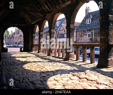 Dorfstraße von der Markthalle aus gesehen, Chipping Campden, Großbritannien. Stockfoto