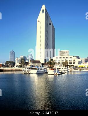 Blick über die Bucht in Richtung Hyatt Hotel und Uferpromenade, San Diego, Kalifornien, USA. Stockfoto