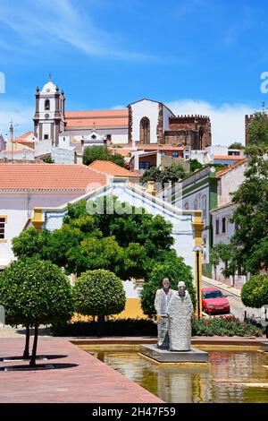 Statuen in einem dekorativen Pool in der Praca al Mutamid mit der Kathedrale auf der Rückseite, Silves, Portugal, Europa. Stockfoto