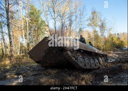 Hradec Kralove, Tschechische Republik. Oktober 2021. Am 30. Oktober 2021 überquerten Räder und durchgehende Spuren schwerer Militärfahrzeuge das Naturdenkmal Na Plachte am Rande von Hradec Kralove, Tschechien. Ungewöhnliche Landschaftsgestaltung hilft, den Standort in einem Zustand zu halten, der für das Leben seltener natürlicher Arten geeignet ist. Quelle: Josef Vostarek/CTK Photo/Alamy Live News Stockfoto