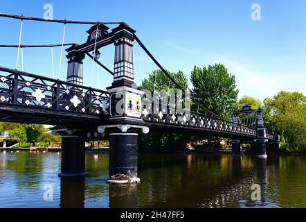 Blick auf die Ferry Bridge auch als stapenhill Ferry Bridge und dem Fluss Trent, Burton upon Trent, Staffordshire, England, UK, Westeuropa bekannt. Stockfoto