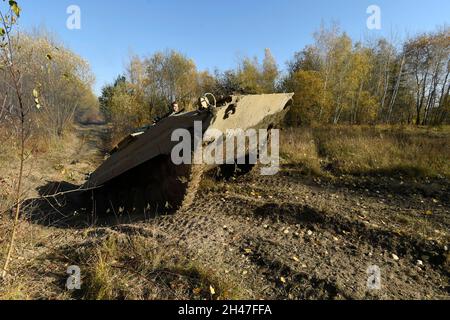 Hradec Kralove, Tschechische Republik. Oktober 2021. Am 30. Oktober 2021 überquerten Räder und durchgehende Spuren schwerer Militärfahrzeuge das Naturdenkmal Na Plachte am Rande von Hradec Kralove, Tschechien. Ungewöhnliche Landschaftsgestaltung hilft, den Standort in einem Zustand zu halten, der für das Leben seltener natürlicher Arten geeignet ist. Quelle: Josef Vostarek/CTK Photo/Alamy Live News Stockfoto