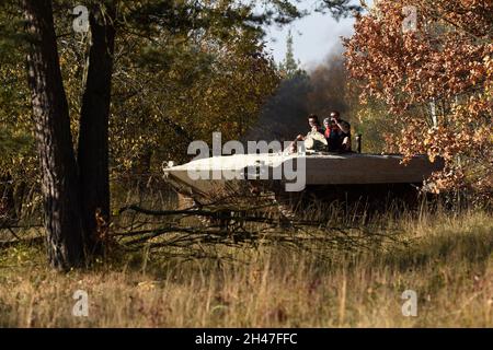 Hradec Kralove, Tschechische Republik. Oktober 2021. Am 30. Oktober 2021 überquerten Räder und durchgehende Spuren schwerer Militärfahrzeuge das Naturdenkmal Na Plachte am Rande von Hradec Kralove, Tschechien. Ungewöhnliche Landschaftsgestaltung hilft, den Standort in einem Zustand zu halten, der für das Leben seltener natürlicher Arten geeignet ist. Quelle: Josef Vostarek/CTK Photo/Alamy Live News Stockfoto