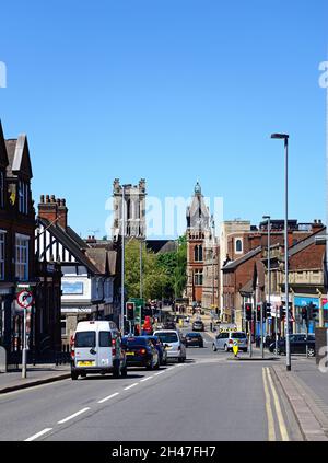 Blick entlang Borough Road in Richtung Rathaus im Zentrum der Stadt, Burton upon Trent, Staffordshire, England, UK, Westeuropa. Stockfoto