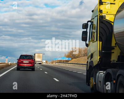 Auf der Bundesstraße Don fahren Transportfahrzeuge, die die Städte Moskau, Woronesch, Rostow am Don, Krasnodar und Noworossijsk miteinander verbinden. Die Länge der Straße beträgt 1543 km Stockfoto