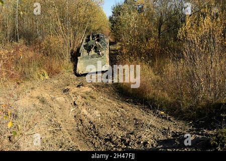 Hradec Kralove, Tschechische Republik. Oktober 2021. Am 30. Oktober 2021 überquerten Räder und durchgehende Spuren schwerer Militärfahrzeuge das Naturdenkmal Na Plachte am Rande von Hradec Kralove, Tschechien. Ungewöhnliche Landschaftsgestaltung hilft, den Standort in einem Zustand zu halten, der für das Leben seltener natürlicher Arten geeignet ist. Quelle: Josef Vostarek/CTK Photo/Alamy Live News Stockfoto