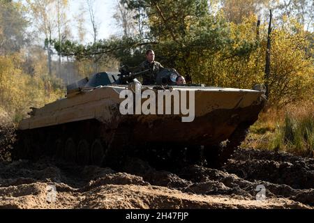 Hradec Kralove, Tschechische Republik. Oktober 2021. Am 30. Oktober 2021 überquerten Räder und durchgehende Spuren schwerer Militärfahrzeuge das Naturdenkmal Na Plachte am Rande von Hradec Kralove, Tschechien. Ungewöhnliche Landschaftsgestaltung hilft, den Standort in einem Zustand zu halten, der für das Leben seltener natürlicher Arten geeignet ist. Quelle: Josef Vostarek/CTK Photo/Alamy Live News Stockfoto