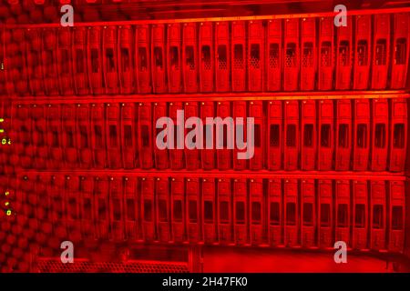 Foto der Festplattenreihe im Rechenzentrum Stockfoto