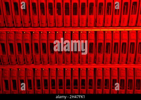 Array von Datenspeicherfestplatten im Internet-Rechenzentrum Stockfoto