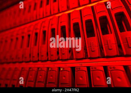 Festplatten im Speichersystem des Rechenzentrums Stockfoto