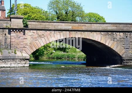 Bogen in der Trent Bridge Straßenbrücke A511 über den Fluss Trent, Burton upon Trent, Staffordshire, England, Vereinigtes Königreich, Westeuropa. Stockfoto