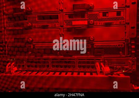 Blick auf die Hardware im Internet-Rechenzentrumsraum Stockfoto