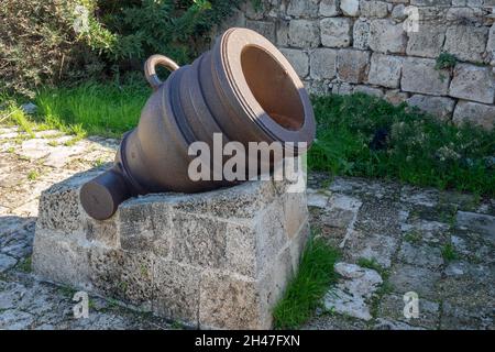 Alte, rostige Kanonen auf den befestigten Mauern der alten Stadt Akko Israel schützen den Hafen und die Stadt vor der Invasion der Marine. Jetzt eine historische Esplana Stockfoto