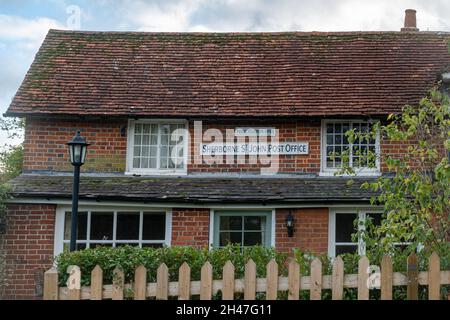 Das ehemalige Dorfpostamt und -Geschäft in Sherborne St John, Hampshire, England, wurde 2016 als Privathaus verkauft Stockfoto