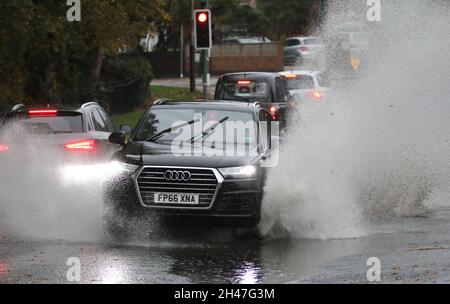 Leicester, Großbritannien. Oktober 2021. Heftige Regenfälle haben einige Überschwemmungen verursacht, da dieses Auto am 30. Oktober 2021 durch eine große Pfütze in Leicester, Großbritannien, fährt. Kredit: Paul Marriott/Alamy Live Nachrichten Stockfoto