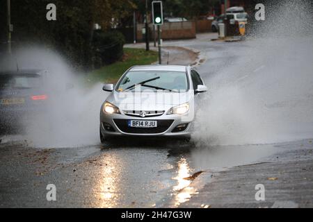 Leicester, Großbritannien. Oktober 2021. Heftige Regenfälle haben einige Überschwemmungen verursacht, da dieses Auto am 30. Oktober 2021 durch eine große Pfütze in Leicester, Großbritannien, fährt. Kredit: Paul Marriott/Alamy Live Nachrichten Stockfoto